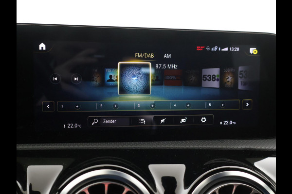 Mercedes-Benz A-Klasse 180 AUT. AMG SPORT + MBUX | SFEERVERLICHTING | CAMERA | SPORTSTOELEN