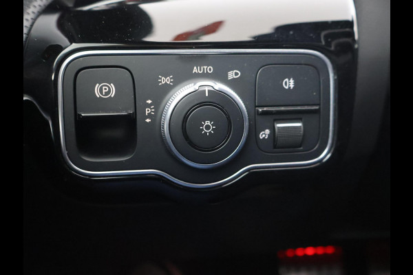 Mercedes-Benz A-Klasse 180 AUT. AMG SPORT + MBUX | SFEERVERLICHTING | CAMERA | SPORTSTOELEN