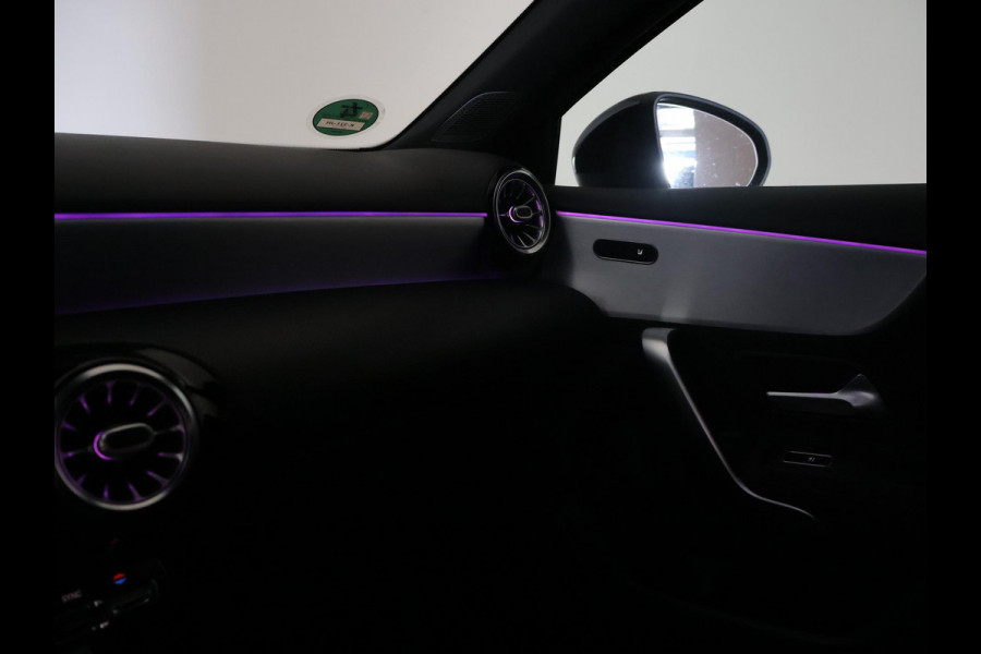 Mercedes-Benz A-Klasse 180 AUT. AMG SPORT + MBUX | SFEERVERLICHTING | CAMERA | SPORTSTOELEN
