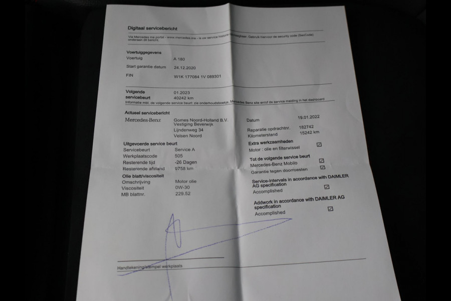 Mercedes-Benz A-Klasse 180 AUT. AMG SPORT + MBUX | SFEERVERLICHTING | CAMERA | SPORTSTOELEN