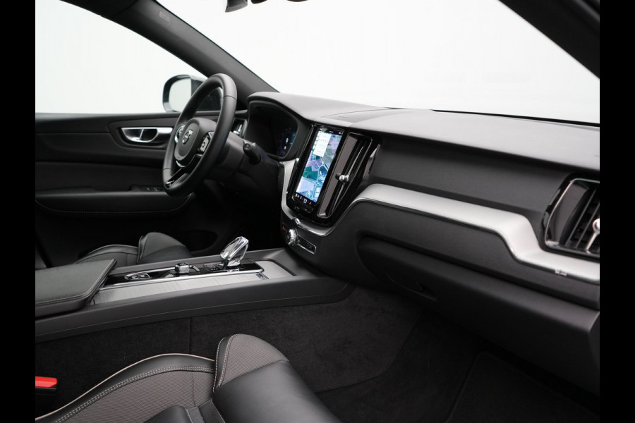 Volvo XC60 T6 AWD Plus Dark PHEV 350pk Dealer O.H. | Panodak | Camera | Harman / Kardon | Lederen Sportstoelen Memory & Verwarmd | 21"L.M | Keyless | Google Assistent | Apple Carplay | Stuur Verwarmd | DAB | Plug In Hybrid |
