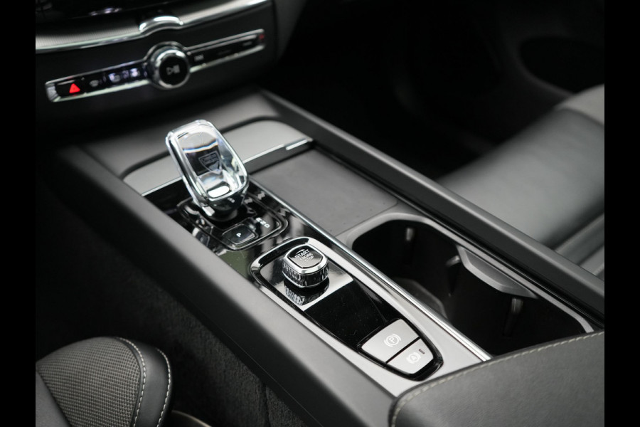 Volvo XC60 T6 AWD Plus Dark PHEV 350pk Dealer O.H. | Panodak | Camera | Harman / Kardon | Lederen Sportstoelen Memory & Verwarmd | 21"L.M | Keyless | Google Assistent | Apple Carplay | Stuur Verwarmd | DAB | Plug In Hybrid |