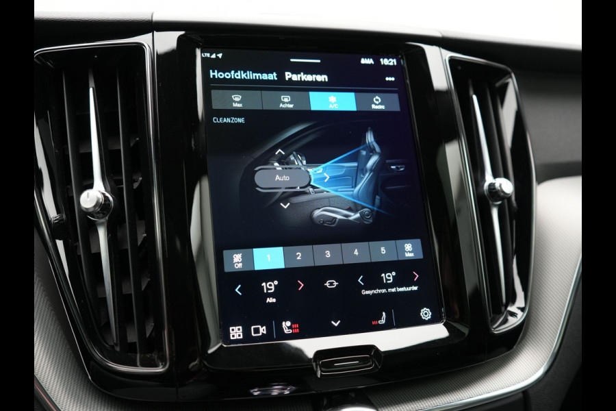 Volvo XC60 T6 AWD Plus Dark PHEV 350pk Dealer O.H. | Panodak | Camera | Harman / Kardon | Lederen Sportstoelen Memory & Verwarmd | 21"L.M | Keyless | Google Assistent | Apple Carplay | Stuur Verwarmd | DAB | Plug In Hybrid |