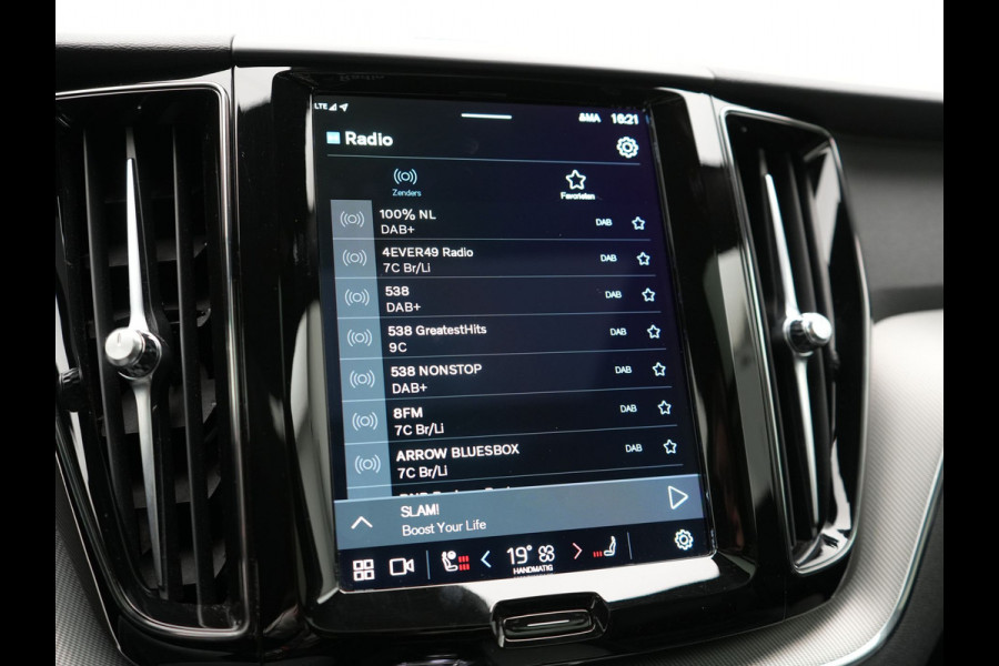 Volvo XC60 T6 AWD Plus Dark PHEV 350pk Dealer O.H. | Panodak | Camera | Harman / Kardon | Lederen Sportstoelen Memory & Verwarmd | 21"L.M | Keyless | Google Assistent | Apple Carplay | Stuur Verwarmd | DAB | Plug In Hybrid |