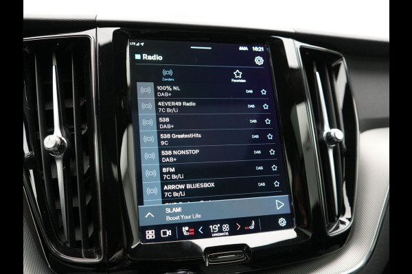 Volvo XC60 T6 AWD Plus Dark PHEV 350pk Dealer O.H. | Panodak | Camera | Harman / Kardon | Lederen Sportstoelen Memory & Verwarmd | 21"L.M | Keyless | Google Assistent | Apple Carplay | Stuur Verwarmd | DAB | Plug In Hybrid |
