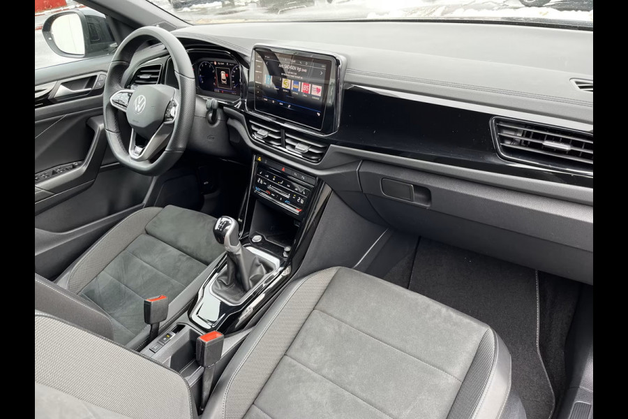 Volkswagen T-Roc 1.5 TSI R-LINE Blackstyle ** LED, VIRTUAL, ACC, MASSAGE, VERW. STUUR, 18-inch LMV ** 1e EIG - Slechts 27.061km. ** ** INFORMEER OOK NAAR ONZE AANTREKKELIJKE FINANCIAL-LEASE TARIEVEN **
