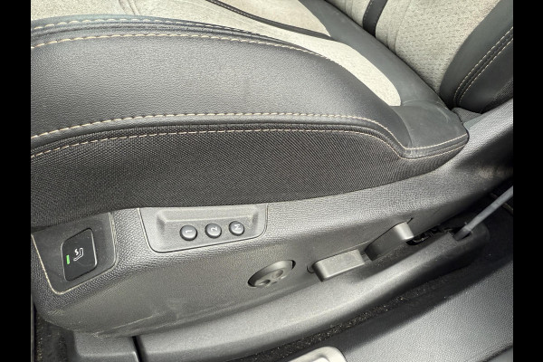 Peugeot 3008 1.6 HYbrid 225 GT VAN €25.900,- NU VOOR SLECHTS €23.877,- Uw LENTEVOORDEEL €2.023,- | ACC INCL. STOP&GO-FUNCTIE | MEMORY SEAT | ALCANTARA | ELEKTRISCHE KOFFERBAK | 19 INCH | FOCAL AUDIO | STOELVERWARMING | RIJKLAAR GELEVERD MET 12 MND BOVAG GARANTIE