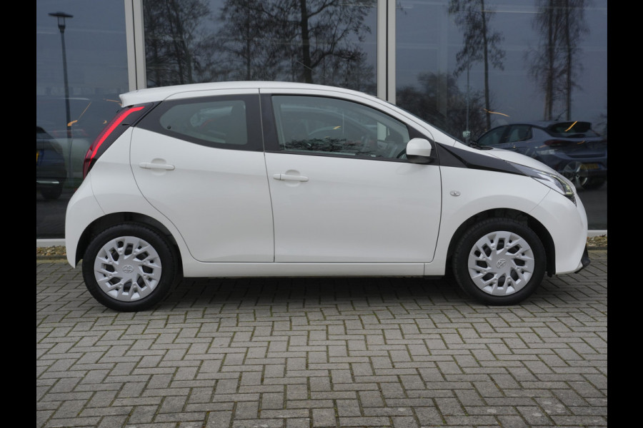 Toyota Aygo 1.0 VVT-i x-play Automaat | CarPlay | Achteruitrijcamera | Airco