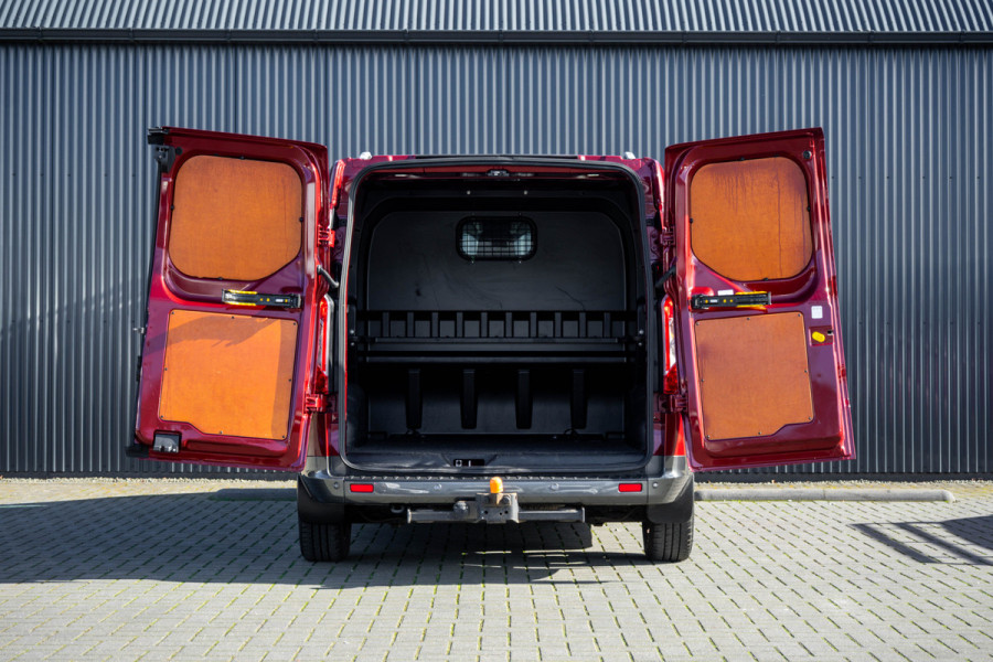Ford Transit Custom 2.0 TDCI L2H1 | 170PK | Trail | DC 5-Persoons | Camera | Carplay | Lederen interieur