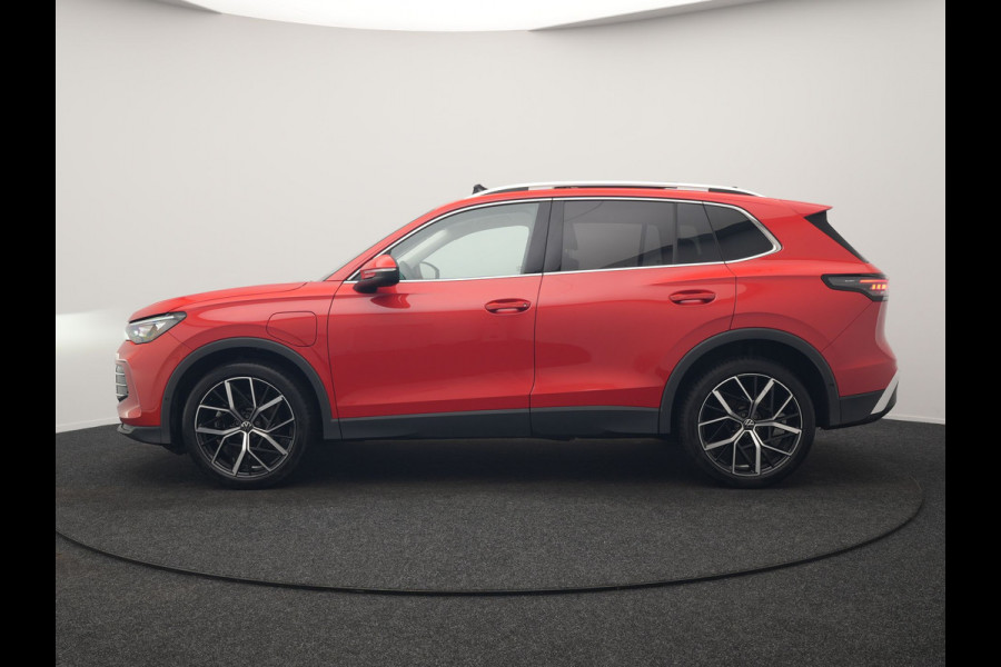 Volkswagen Tiguan 1.5 eHybrid Elegance 204pk Plug In Hybrid | Panodak | Trekhaak af Fabriek | Adaptive Cruise | Head Up | 360 Camera | Alcantara Sportstoelen Massage | 20"L.M | IQ Light | Keyless |