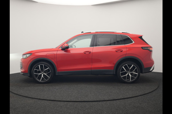 Volkswagen Tiguan 1.5 eHybrid Elegance 204pk Plug In Hybrid | Panodak | Trekhaak af Fabriek | Adaptive Cruise | Head Up | 360 Camera | Alcantara Sportstoelen Massage | 20"L.M | IQ Light | Keyless |