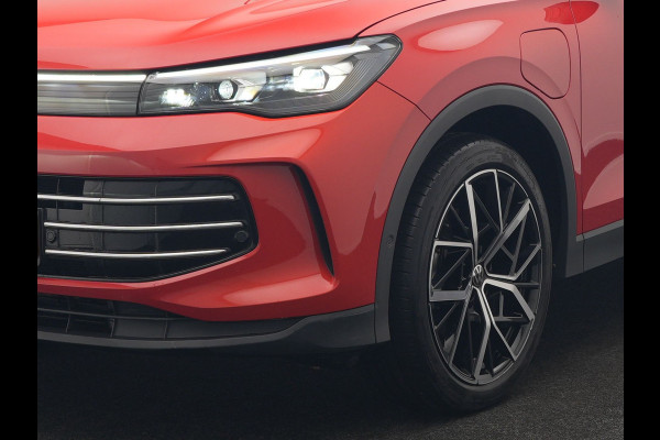 Volkswagen Tiguan 1.5 eHybrid Elegance 204pk Plug In Hybrid | Panodak | Trekhaak af Fabriek | Adaptive Cruise | Head Up | 360 Camera | Alcantara Sportstoelen Massage | 20"L.M | IQ Light | Keyless |