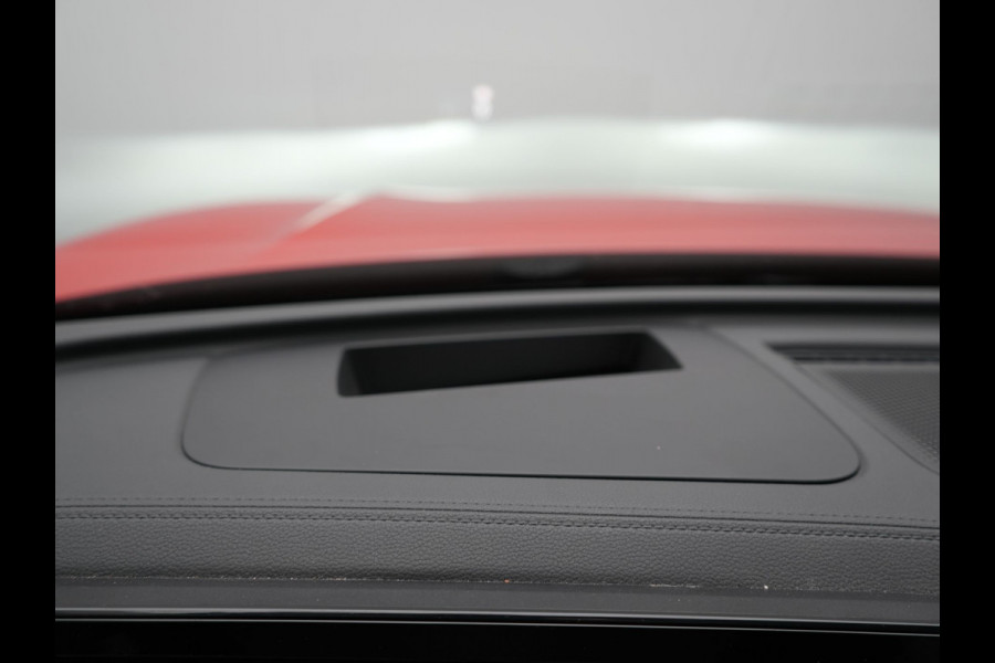 Volkswagen Tiguan 1.5 eHybrid Elegance 204pk Plug In Hybrid | Panodak | Trekhaak af Fabriek | Adaptive Cruise | Head Up | 360 Camera | Alcantara Sportstoelen Massage | 20"L.M | IQ Light | Keyless |