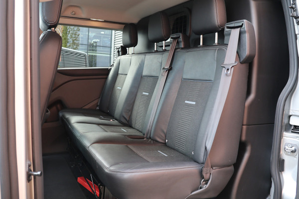 Ford Transit Custom 320 2.0 TDCI 170 PK L2H1 Limited DC | Dubbel Cabine | ACC | BLIS | Elek stoelen | Lederen bekleding | CarPlay | Camera | Navigat | Trekhaak | DAB | Stoelverwarming | Nieuwe APK | 5-Zitter