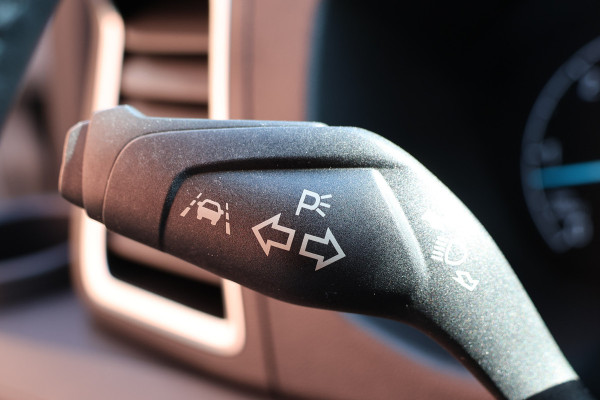 Ford Transit Custom 320 2.0 TDCI 170 PK L2H1 Limited DC | Dubbel Cabine | ACC | BLIS | Elek stoelen | Lederen bekleding | CarPlay | Camera | Navigat | Trekhaak | DAB | Stoelverwarming | Nieuwe APK | 5-Zitter