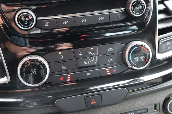 Ford Transit Custom 320 2.0 TDCI 170 PK L2H1 Limited DC | Dubbel Cabine | ACC | BLIS | Elek stoelen | Lederen bekleding | CarPlay | Camera | Navigat | Trekhaak | DAB | Stoelverwarming | Nieuwe APK | 5-Zitter