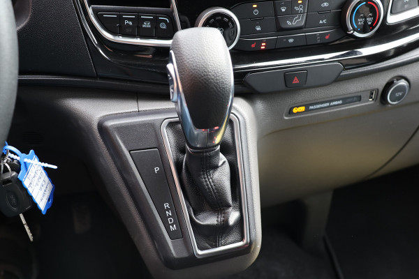 Ford Transit Custom 320 2.0 TDCI 170 PK L2H1 Limited DC | Dubbel Cabine | ACC | BLIS | Elek stoelen | Lederen bekleding | CarPlay | Camera | Navigat | Trekhaak | DAB | Stoelverwarming | Nieuwe APK | 5-Zitter