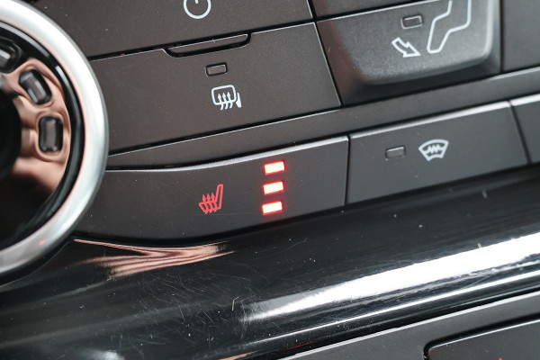 Ford Transit Custom 320 2.0 TDCI 170 PK L2H1 Limited DC | Dubbel Cabine | ACC | BLIS | Elek stoelen | Lederen bekleding | CarPlay | Camera | Navigat | Trekhaak | DAB | Stoelverwarming | Nieuwe APK | 5-Zitter