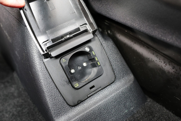 Ford Transit Custom 320 2.0 TDCI 170 PK L2H1 Limited DC | Dubbel Cabine | ACC | BLIS | Elek stoelen | Lederen bekleding | CarPlay | Camera | Navigat | Trekhaak | DAB | Stoelverwarming | Nieuwe APK | 5-Zitter