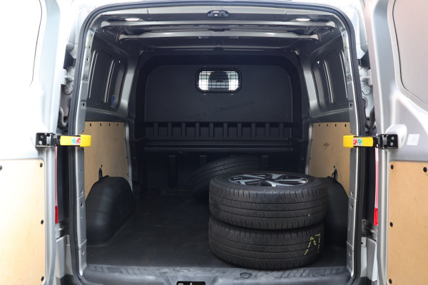 Ford Transit Custom 320 2.0 TDCI 170 PK L2H1 Limited DC | Dubbel Cabine | ACC | BLIS | Elek stoelen | Lederen bekleding | CarPlay | Camera | Navigat | Trekhaak | DAB | Stoelverwarming | Nieuwe APK | 5-Zitter