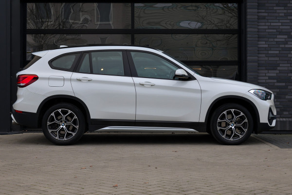 BMW X1 sDrive20i Executive Edition | NAP! | DEALER.OND | PANO | HUD | TREKHAAK | STOELVERWARMING |