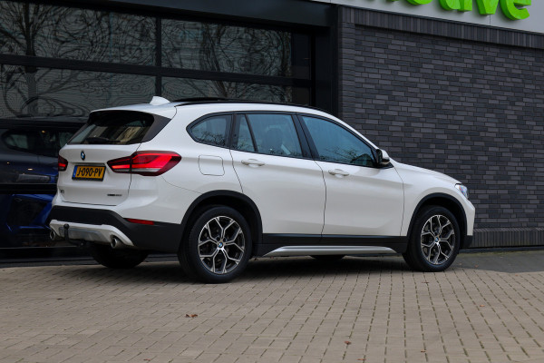 BMW X1 sDrive20i Executive Edition | NAP! | DEALER.OND | PANO | HUD | TREKHAAK | STOELVERWARMING |