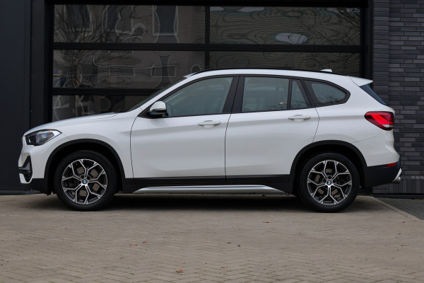 BMW X1 sDrive20i Executive Edition | NAP! | DEALER.OND | PANO | HUD | TREKHAAK | STOELVERWARMING |