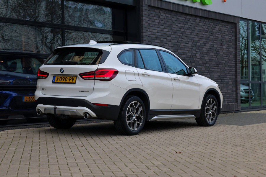 BMW X1 sDrive20i Executive Edition | NAP! | DEALER.OND | PANO | HUD | TREKHAAK | STOELVERWARMING |