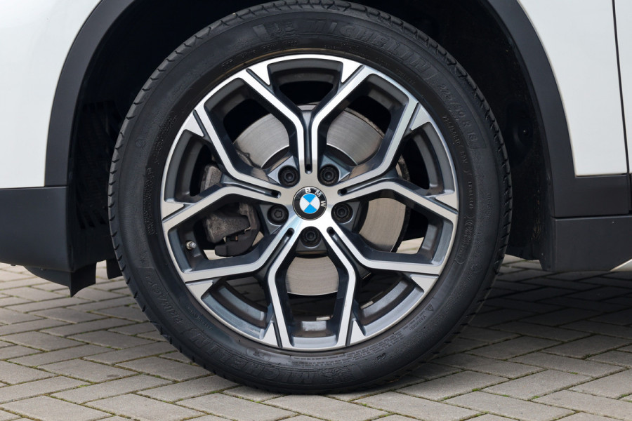 BMW X1 sDrive20i Executive Edition | NAP! | DEALER.OND | PANO | HUD | TREKHAAK | STOELVERWARMING |
