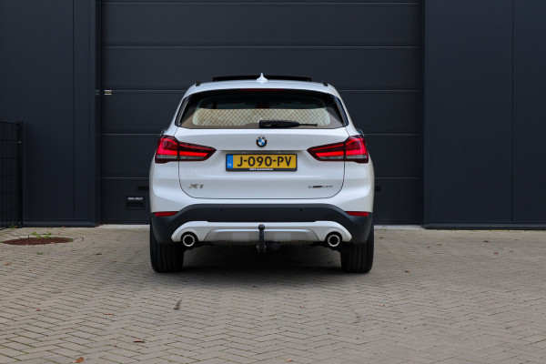 BMW X1 sDrive20i Executive Edition | NAP! | DEALER.OND | PANO | HUD | TREKHAAK | STOELVERWARMING |