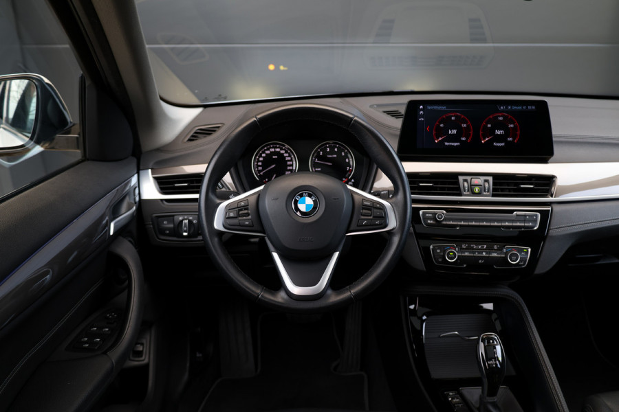 BMW X1 sDrive20i Executive Edition | NAP! | DEALER.OND | PANO | HUD | TREKHAAK | STOELVERWARMING |