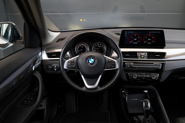 BMW X1 sDrive20i Executive Edition | NAP! | DEALER.OND | PANO | HUD | TREKHAAK | STOELVERWARMING |