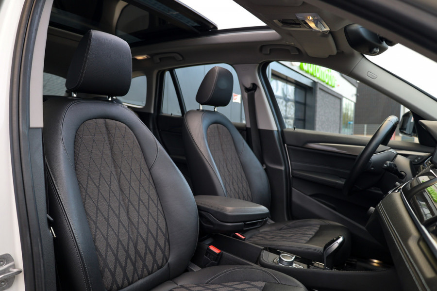 BMW X1 sDrive20i Executive Edition | NAP! | DEALER.OND | PANO | HUD | TREKHAAK | STOELVERWARMING |