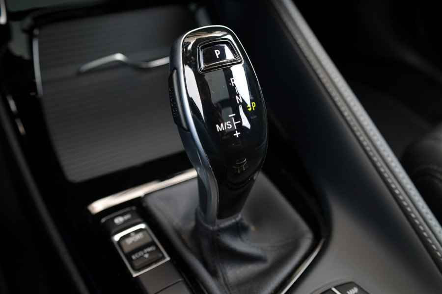 BMW X1 sDrive20i Executive Edition | NAP! | DEALER.OND | PANO | HUD | TREKHAAK | STOELVERWARMING |
