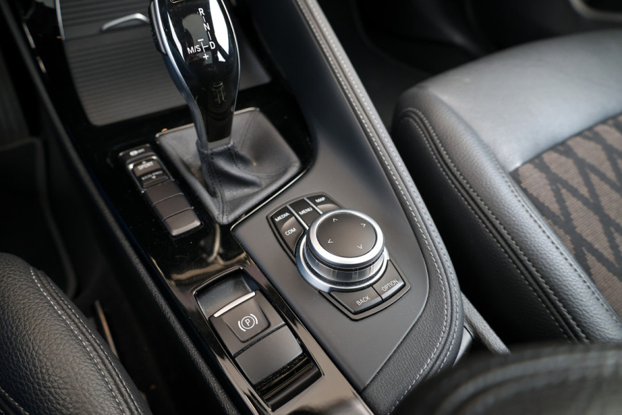 BMW X1 sDrive20i Executive Edition | NAP! | DEALER.OND | PANO | HUD | TREKHAAK | STOELVERWARMING |