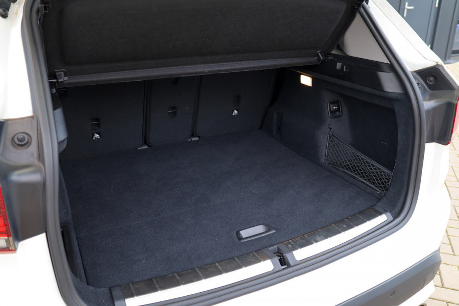 BMW X1 sDrive20i Executive Edition | NAP! | DEALER.OND | PANO | HUD | TREKHAAK | STOELVERWARMING |