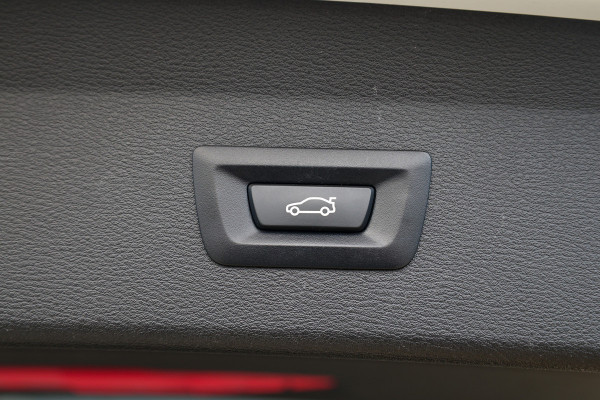 BMW X1 sDrive20i Executive Edition | NAP! | DEALER.OND | PANO | HUD | TREKHAAK | STOELVERWARMING |