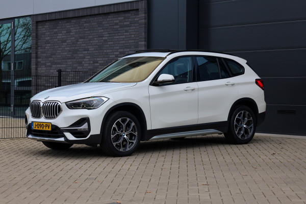 BMW X1 sDrive20i Executive Edition | NAP! | DEALER.OND | PANO | HUD | TREKHAAK | STOELVERWARMING |