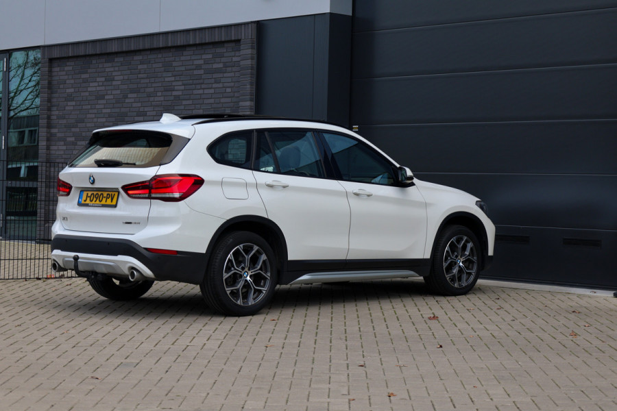 BMW X1 sDrive20i Executive Edition | NAP! | DEALER.OND | PANO | HUD | TREKHAAK | STOELVERWARMING |