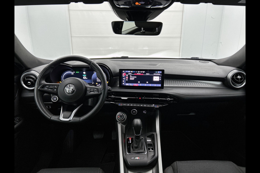 Alfa Romeo Tonale 1.5T 131PK Automaat Sprint / Pdc.V+A / Stoel+Stuur verwarming / Navigatie / Lmv / Adaptive Cruise / Carplay / Apk 10-2027