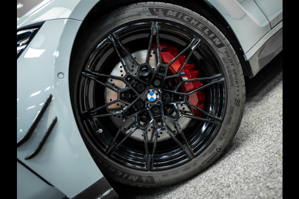 BMW 4 Serie Cabrio M4 xDrive Competition | Carbon Performance Pack | Yellow DRL'S | Brooklyn Grau | Stuurverwarming en nek verwarming |