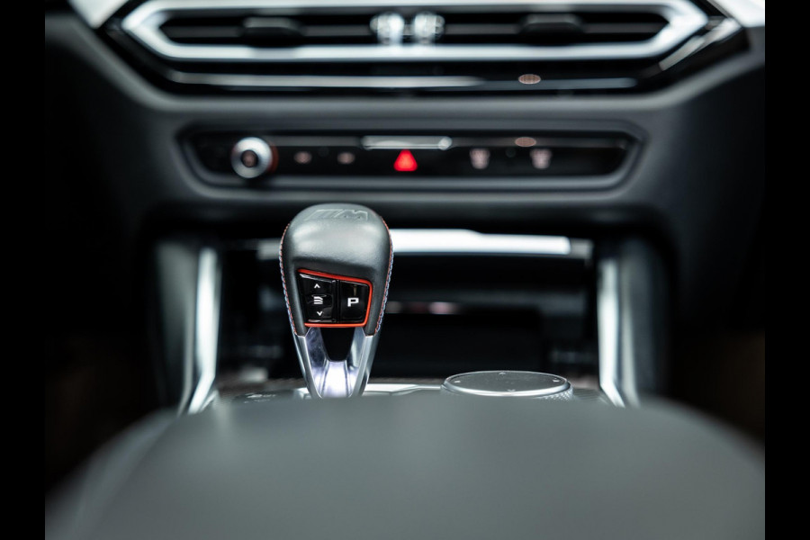 BMW 4 Serie Cabrio M4 xDrive Competition | Carbon Performance Pack | Yellow DRL'S | Brooklyn Grau | Stuurverwarming en nek verwarming |