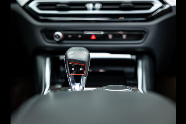 BMW 4 Serie Cabrio M4 xDrive Competition | Carbon Performance Pack | Yellow DRL'S | Brooklyn Grau | Stuurverwarming en nek verwarming |