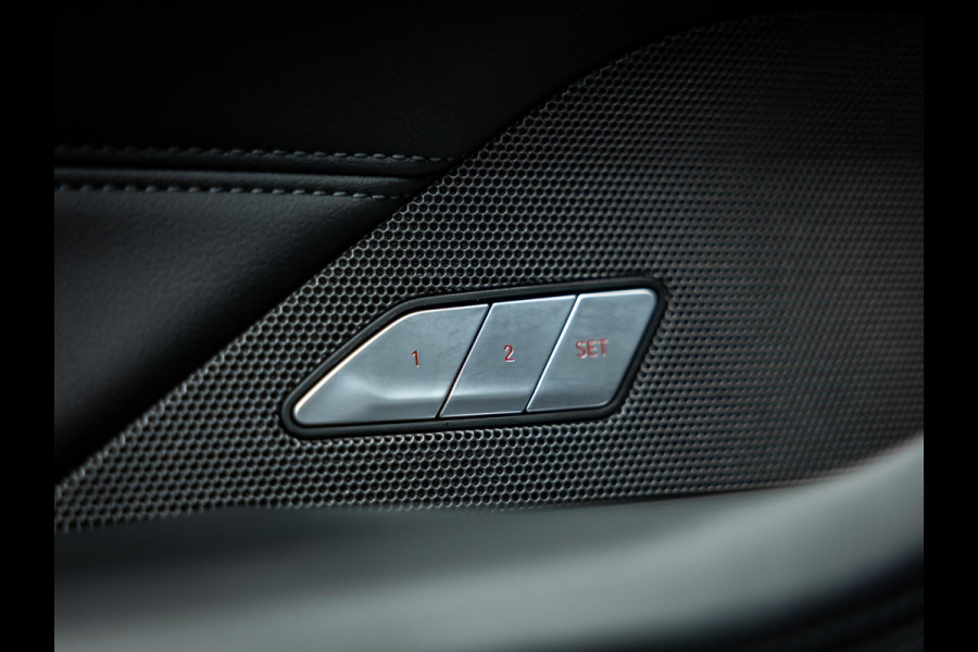 BMW 4 Serie Cabrio M4 xDrive Competition | Carbon Performance Pack | Yellow DRL'S | Brooklyn Grau | Stuurverwarming en nek verwarming |