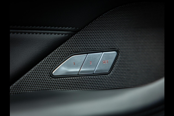 BMW 4 Serie Cabrio M4 xDrive Competition | Carbon Performance Pack | Yellow DRL'S | Brooklyn Grau | Stuurverwarming en nek verwarming |