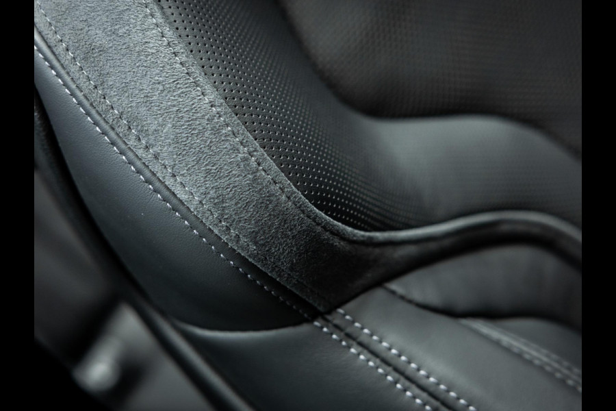 BMW 4 Serie Cabrio M4 xDrive Competition | Carbon Performance Pack | Yellow DRL'S | Brooklyn Grau | Stuurverwarming en nek verwarming |