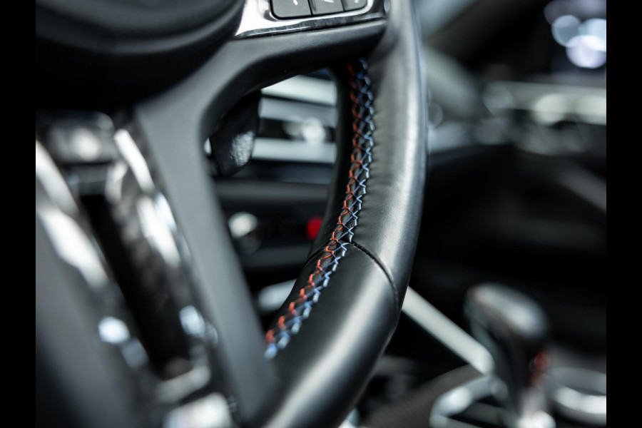 BMW 4 Serie Cabrio M4 xDrive Competition | Carbon Performance Pack | Yellow DRL'S | Brooklyn Grau | Stuurverwarming en nek verwarming |