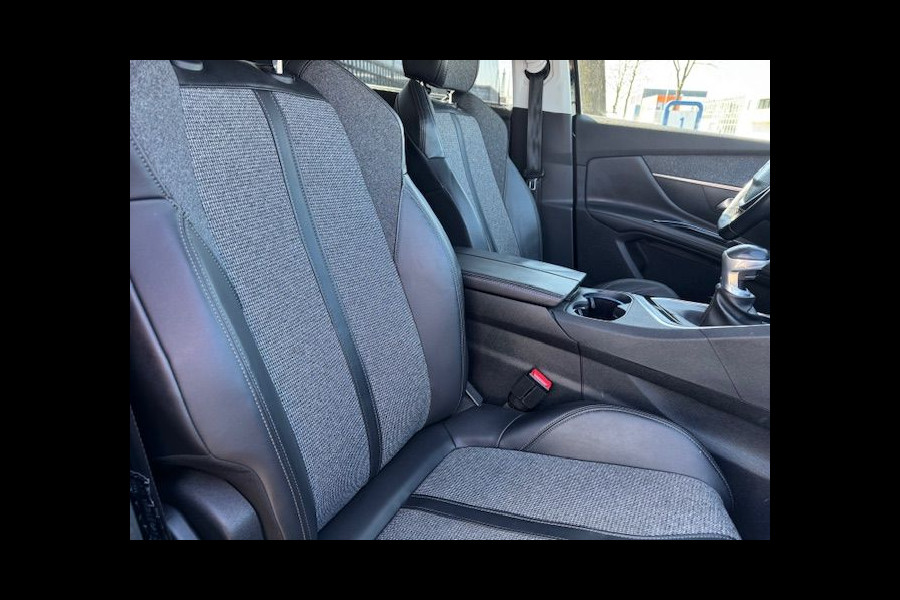 Peugeot 5008 1.2 PureTech Allure 7 Persoons Airco/ECC,Cruisecontrol,Navigatie,Half Leder