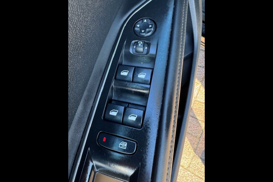 Peugeot 5008 1.2 PureTech Allure 7 Persoons Airco/ECC,Cruisecontrol,Navigatie,Half Leder