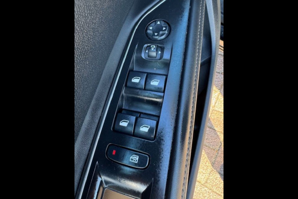 Peugeot 5008 1.2 PureTech Allure 7 Persoons Airco/ECC,Cruisecontrol,Navigatie,Half Leder